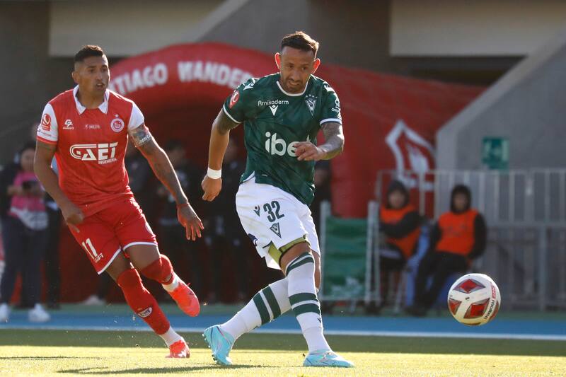 El jugador de Santiago Wanderers Marcelo Canete, es fotografiado durante el partido de primera division B contra Union San Felipe disputado en el estadio Elias Figueroa en Valparaiso.