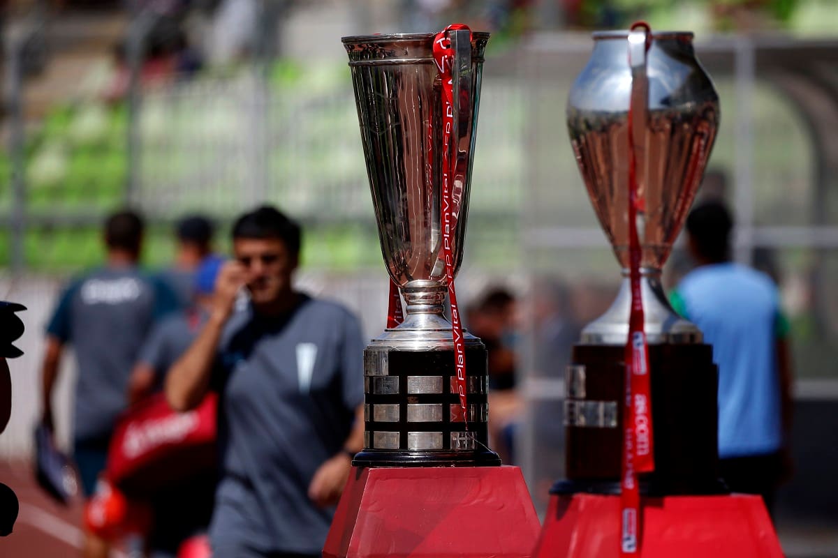Futbol, Santiago Wanderers vs Universidad Catolica
Primera fecha, campeonato nacional 2020
Los trofeos de primera division y primera division B son fotografiados antes del partido de primera division entre Santiago Wanderers y Universidad Catolica disputado en el estadio Elias Figueroa de Valparaiso, Chile.
26/01/2020
Andres Pina/Photosport
Football, Santiago Wanderers vs Universidad Catolica
First date, National Championship 2020
Firs and second division trophies are pictured prior to the first division match between Santiago Wanderers and Universidad Catolica held at the Elias Figueroa stadium in Valparaiso, Chile.
26/01/2020
Andres Pina/Photosport