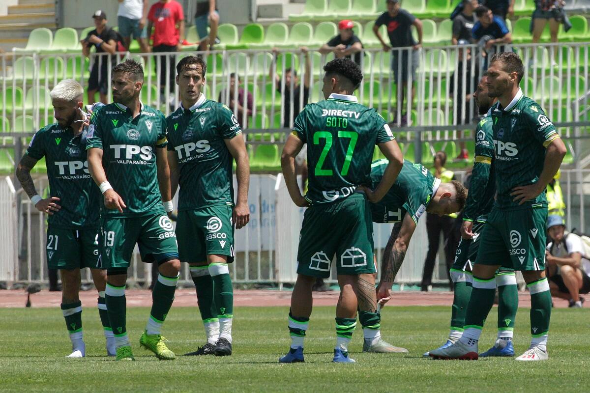 Futbol, Santiago Wanderers vs Universidad de Chile.
Cuarta fecha, campeonato Nacional 2020.
Jugadores de Santiago Wanderers tras el partido de primera division contra Universidad de Chile disputado en el estadio Elias Figueroa de Valparaiso, Chile.
Sebastian Cisternas/Photosport
15/02/2020
Football, Santiago Wanderers vs Universidad de Chile.
Fourth date, National Championship 2020.
Santiago Wanderers players after the first division match against Universidad de Chile held at the Elias Figueroa stadium in Valparaiso, Chile.
Sebastian Cisternas/Photosport
15/02/2020