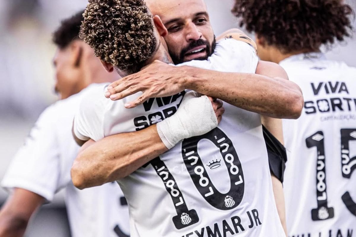 El equipo donde jugará Felipe Loyola se alista para remecer el mercado. Foto: @santosfc en Instragram.