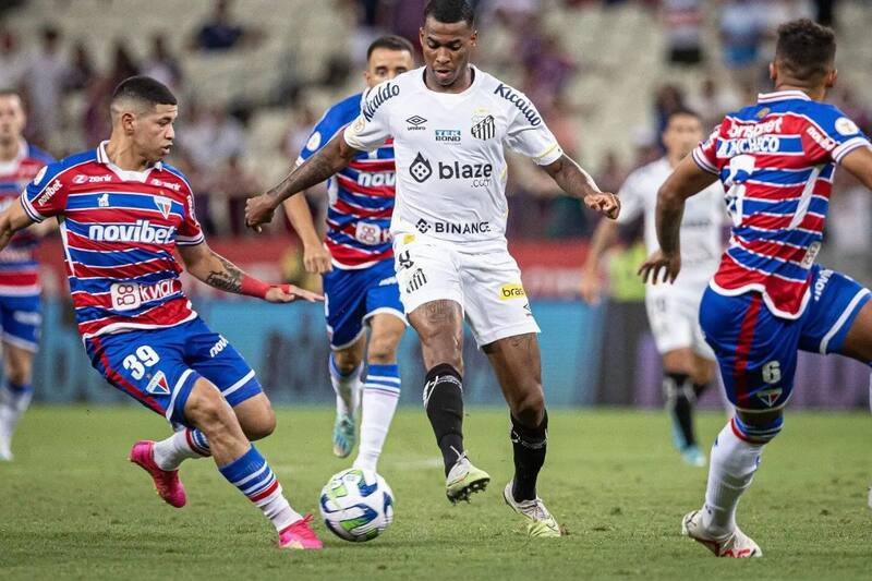 Santos, posible destino de Alexis Sánchez, perdió ante Fortaleza y se encuentra en puestos de descenso en Brasil.