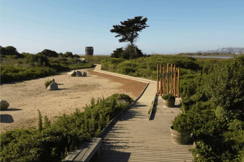 Se ubica entre las comunas de San Antonio y Santo Domingo.
@ParqueHumedalRíoMaipo.