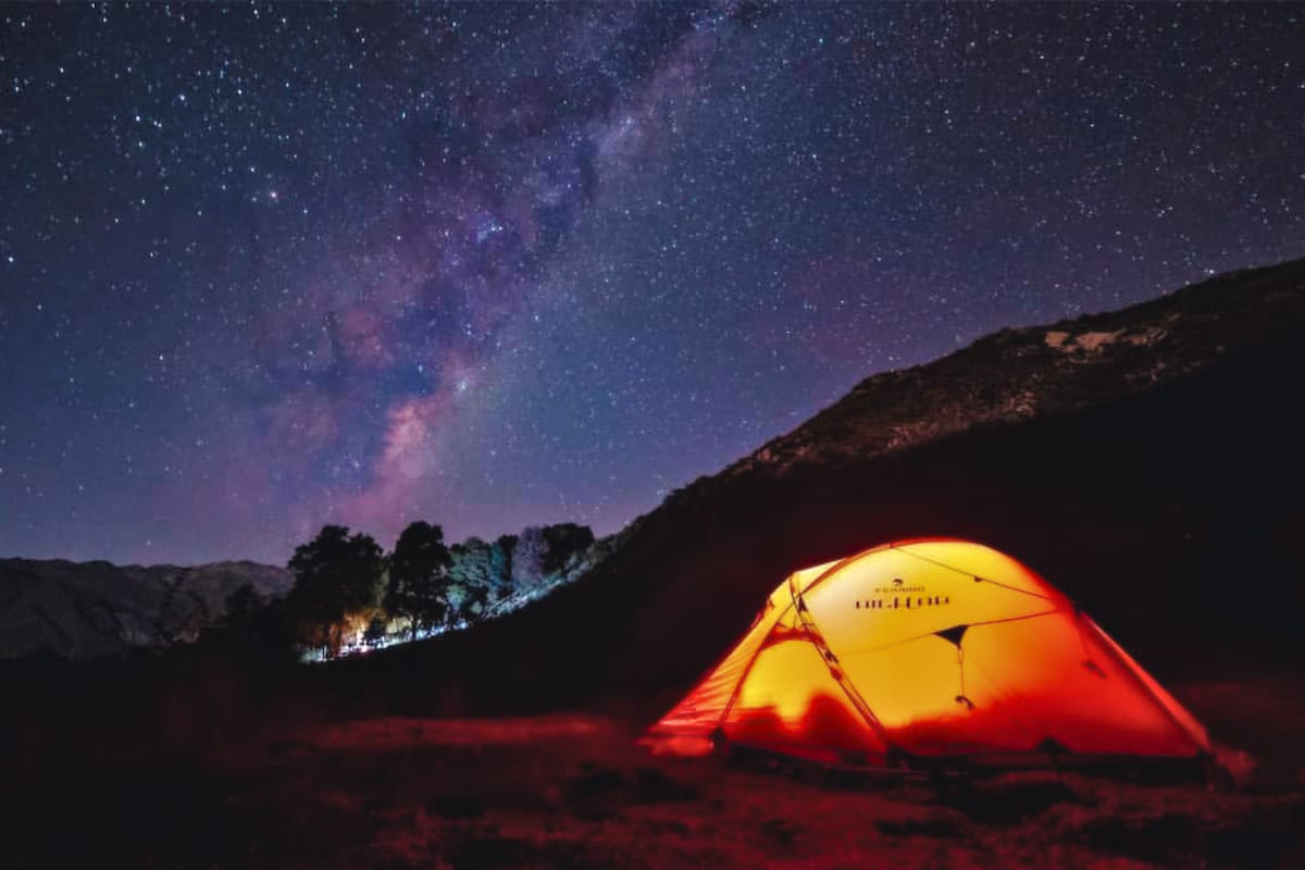 La zona de camping entrega una experiencia total en plena naturaleza. Foto: Alto Huemul en Instagram.