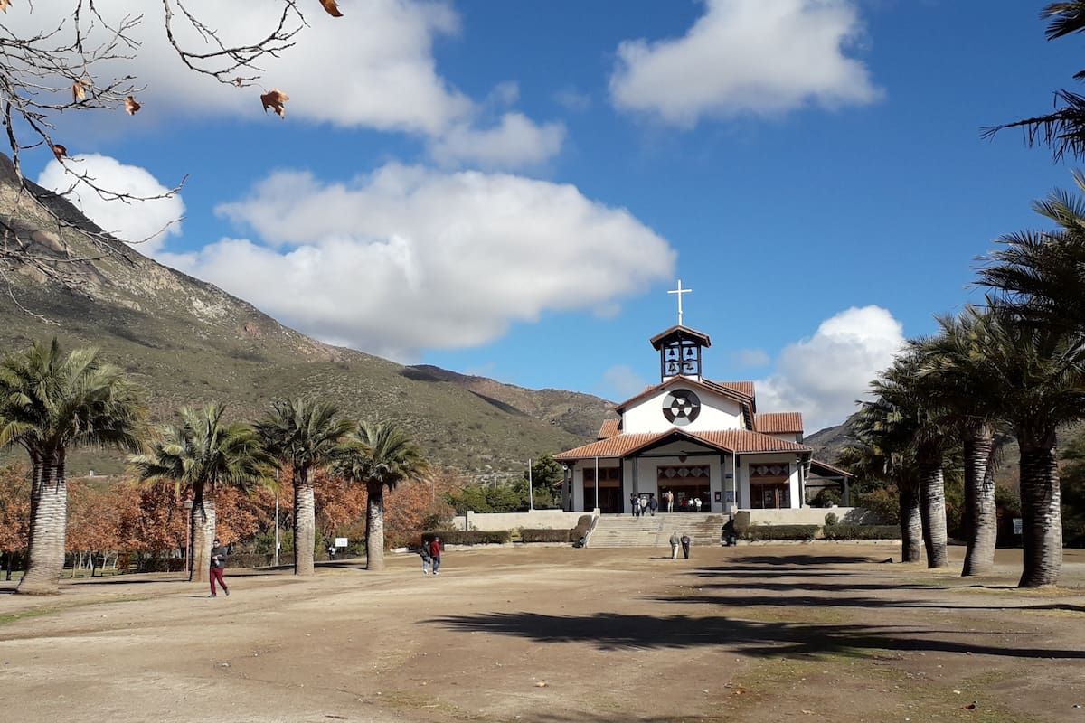 Este recinto religioso recibe miles de visitas durante Semana Santa, es por ello que también organiza misas y liturgias para todos los fieles. Foto: Santuarioteresadelosandes.cl