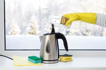 Este truco te ayudará a quitar el sarro de tu hervidor en solo dos pasos: Necesitas 3 ingredientes que tienes en tu hogar