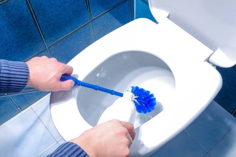 Con esta técnica puedes eliminar el sarro de tu baño.