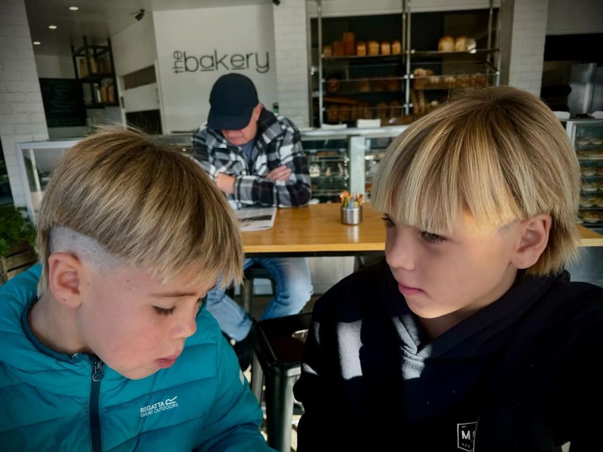 Así quedaron los gemelos Sasha y Tristran tras el corte de pelo de su padre.