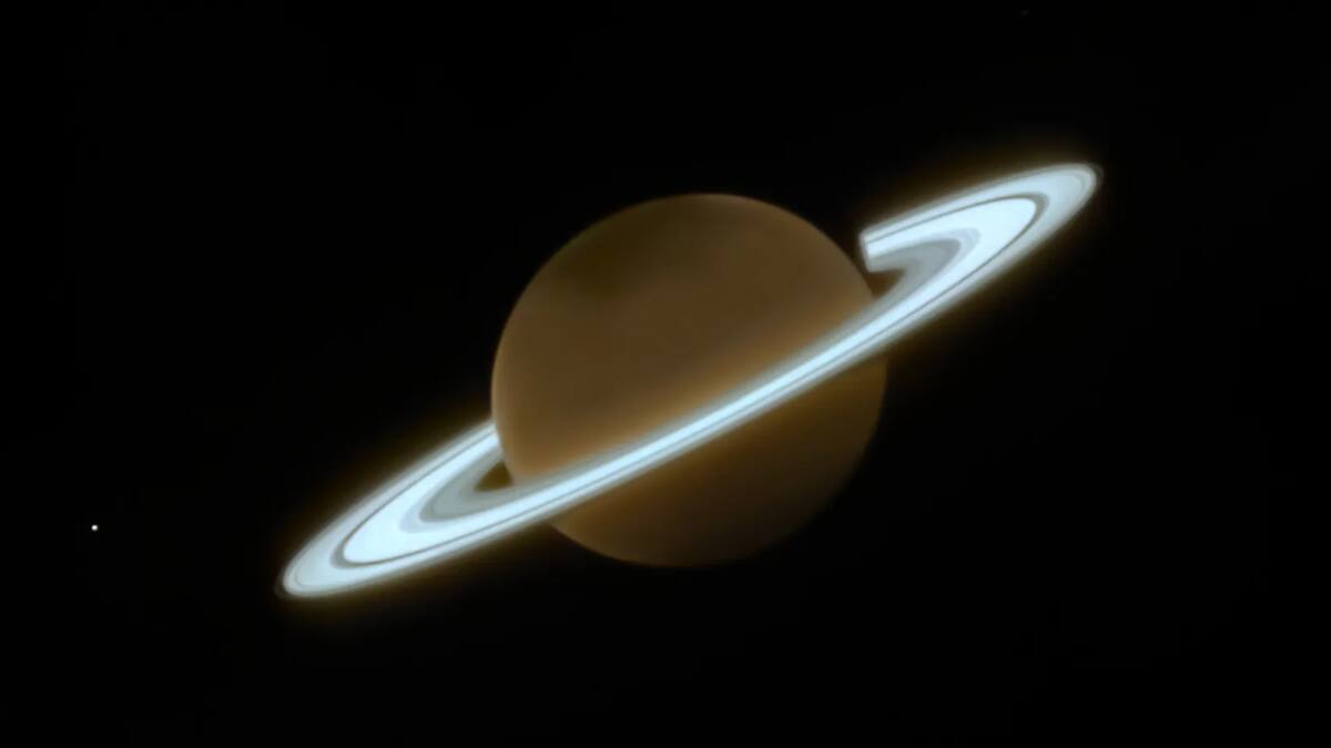 Detectan misterioro destello de luz en Saturno: esta es la teoría sobre su origen