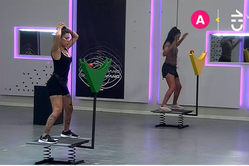 Tras no mantener sus manos sobre su cabeza, la profesora de educación física fue descalificada de la competencia, convirtiéndose Eskarcita en la líder de esta semana.