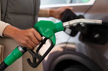 Scotiabank ofrece $100 de descuento por litro de bencina a sus clientes