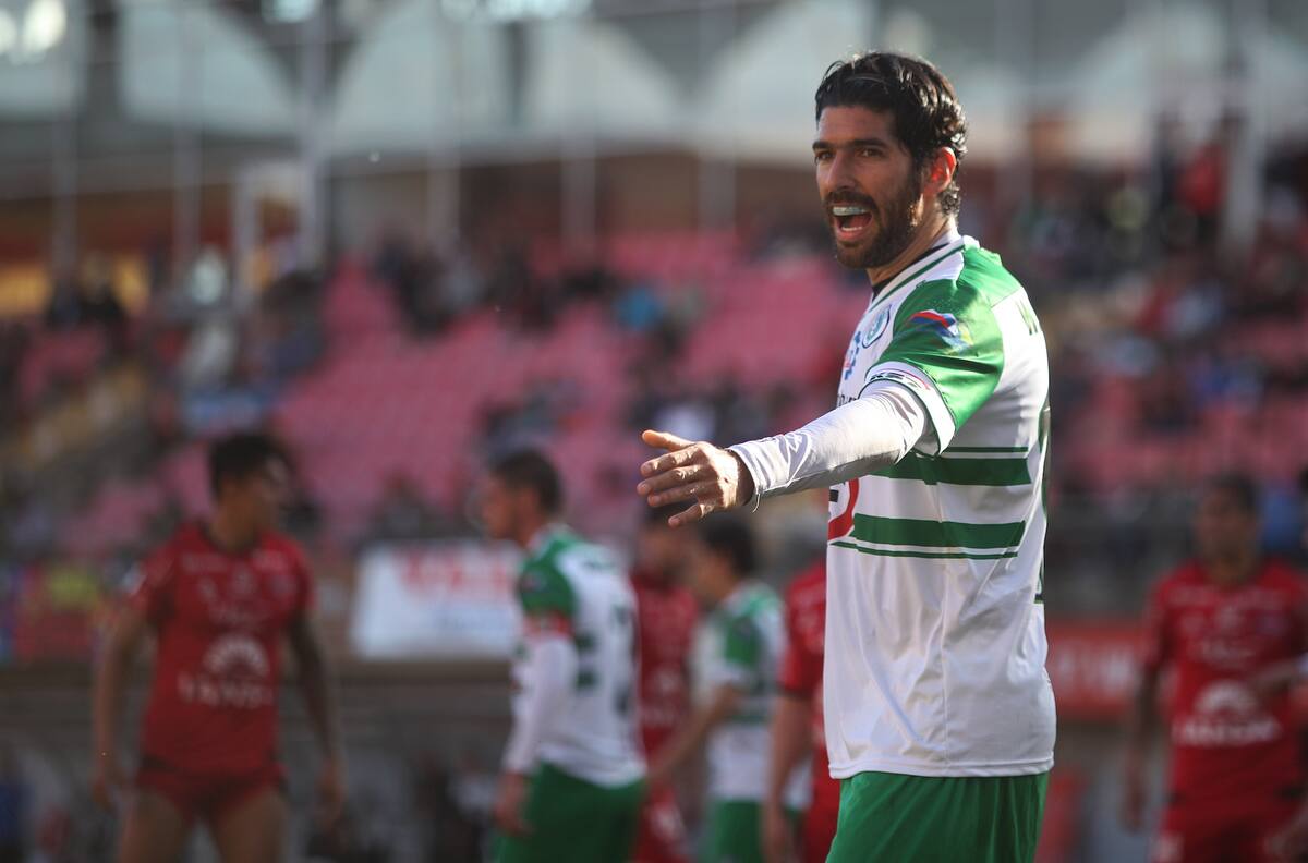 “Concentraba con el Loco Abreu en Puerto Montt y la primera vez que me vio con el teléfono me retó”