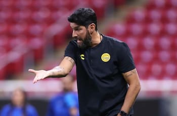 Podría dirigir a dos chilenos: Sebastián Loco Abreu fue presentado como nuevo DT en México