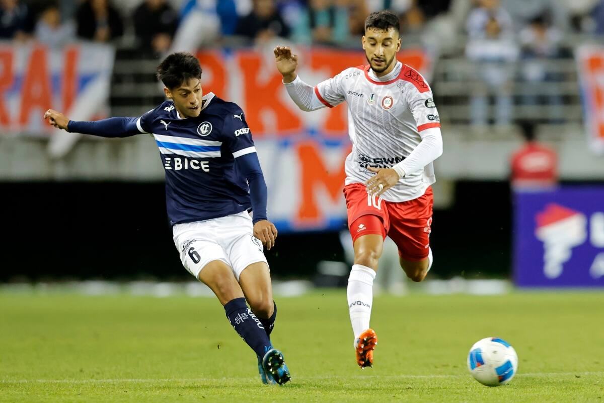 será el lateral izquierdo titular ante Unión Española. Foto: Agencia Aton.