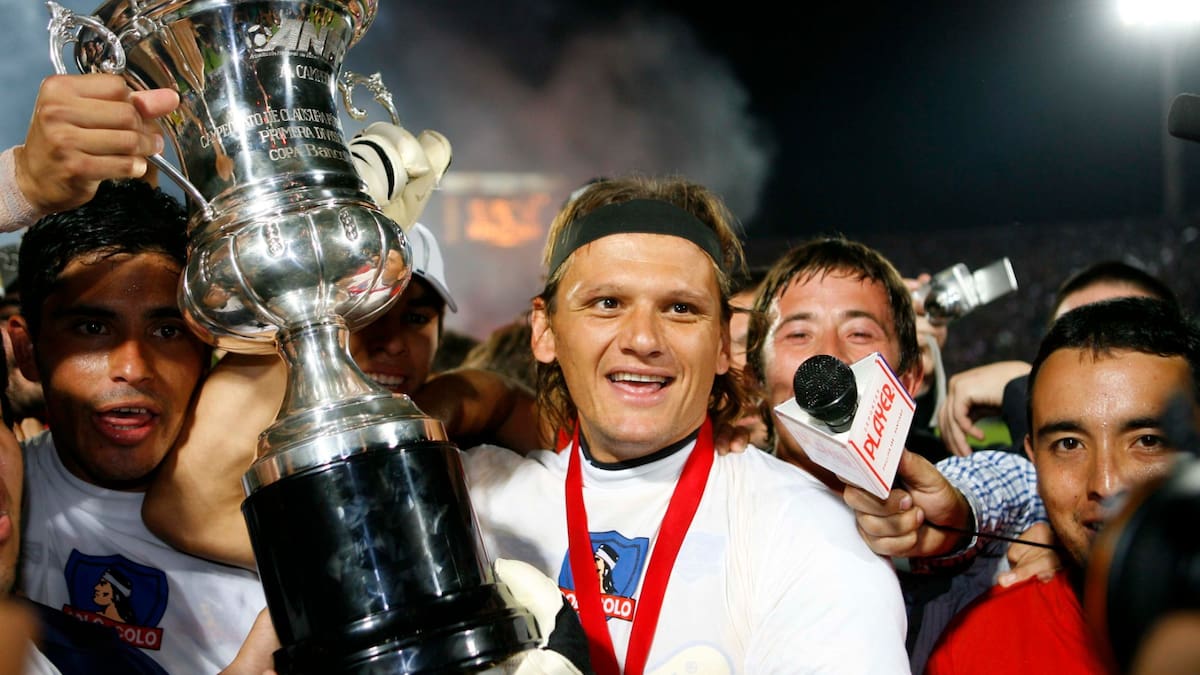 “Tenía todo arreglado para ir al Valladolid en España, pero me llama Claudio Borghi y me convence de firmar en Colo-Colo”