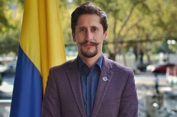 ¿Quién es Sebastián Guanumen, el polémico nuevo embajador de Colombia en Chile?