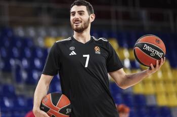 Sebastián Herrera acrecienta su figura histórica en el básquetbol chileno: “Extendí mi contrato por dos años más en Europa”