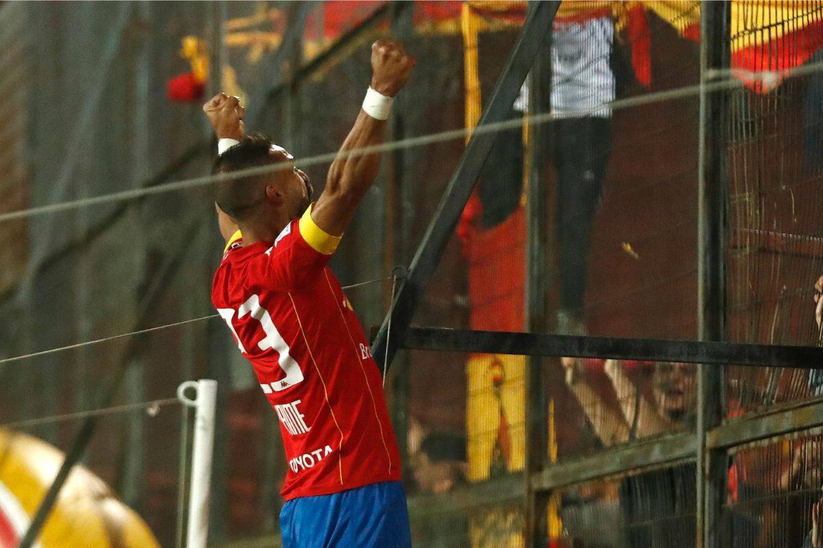 El recordado delantero y una relación de mucho afecto con los hinchas de Unión Española. Foto: Agencia Aton.