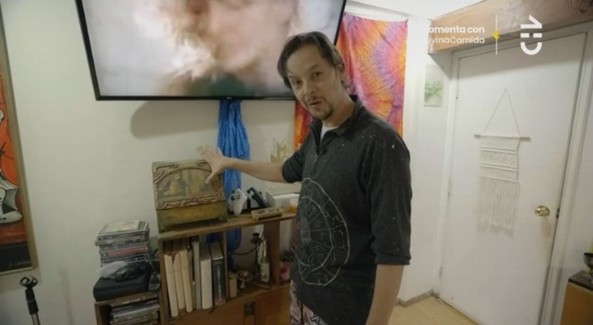 Sebastián Longhi también se dedica a leer el Tarot. Créditos: Pantallazo CHV