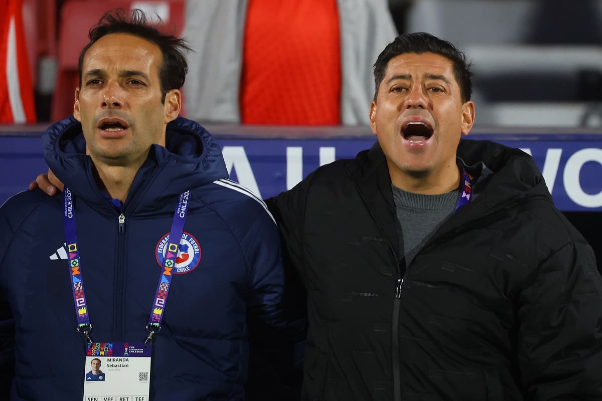 Será el técnico de Chile en el Mundial Sub 17, bajo la atenta mirada de Nicolás Córdova. Agencia Aton