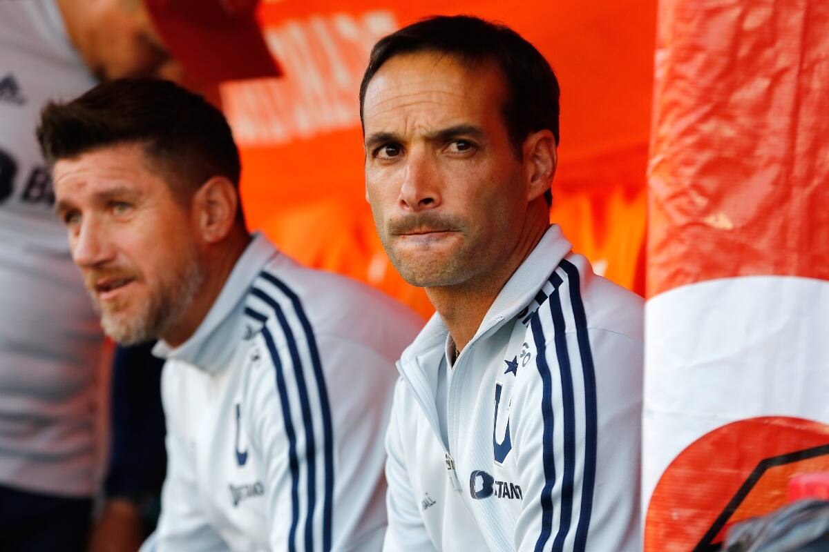 Sebastián Miranda en la banca de la U. Foto: Agencia Aton.
