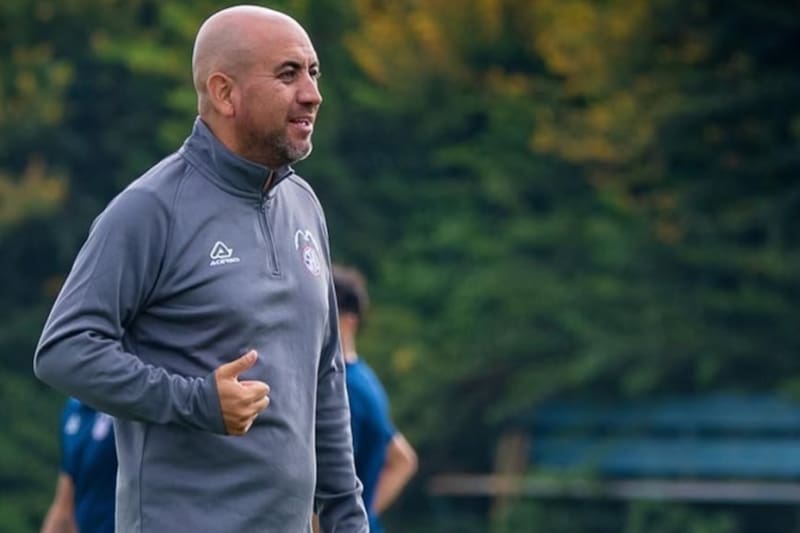 El DT en su paso por San Antonio Unido. Foto: @sanantoniounido