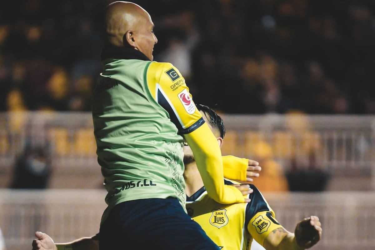 El delantero en San Luis junto a Humberto Suazo. Foto: @sanluisdequillota