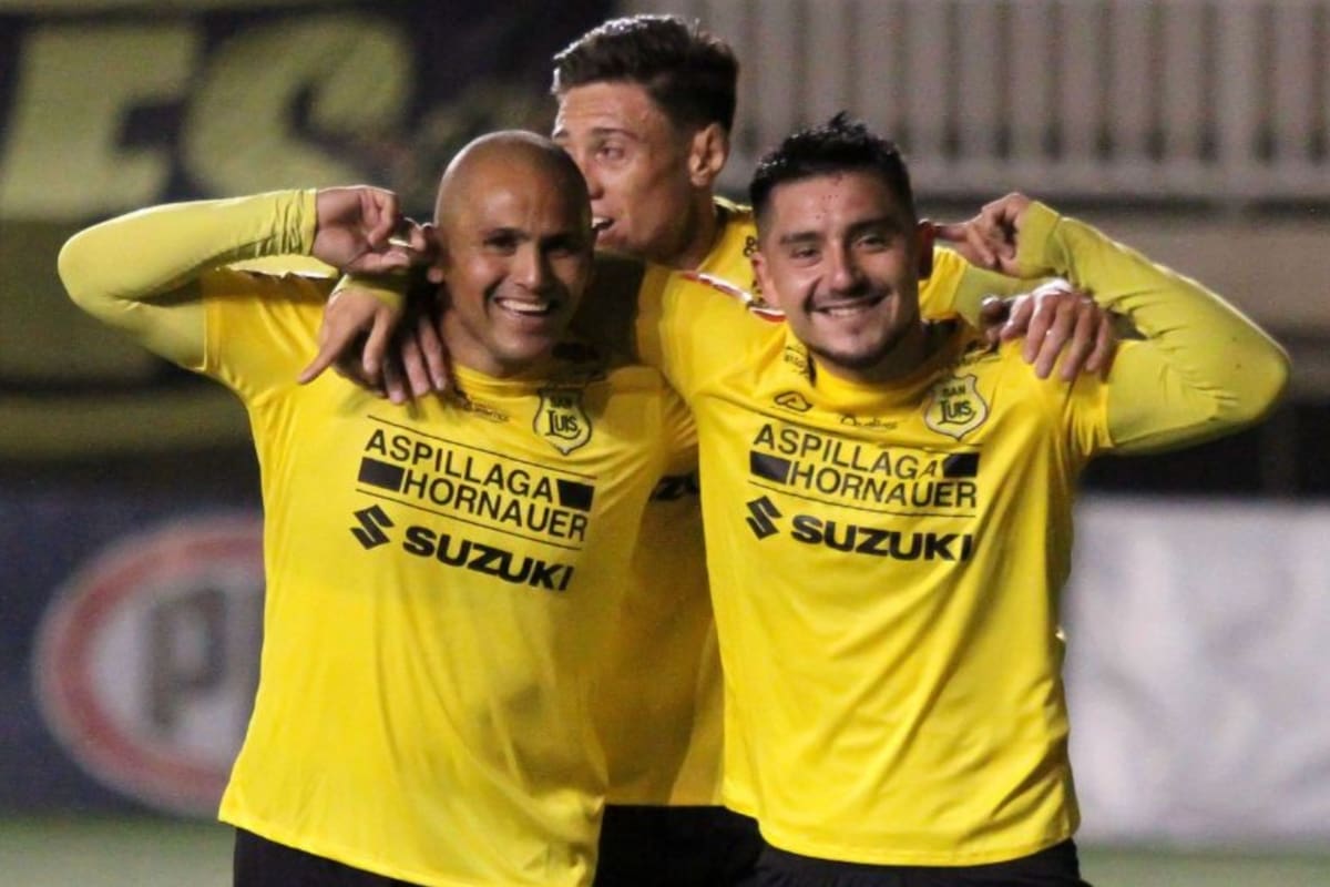 El delantero en San Luis junto a Humberto Suazo. Foto: @sanluisdequillota