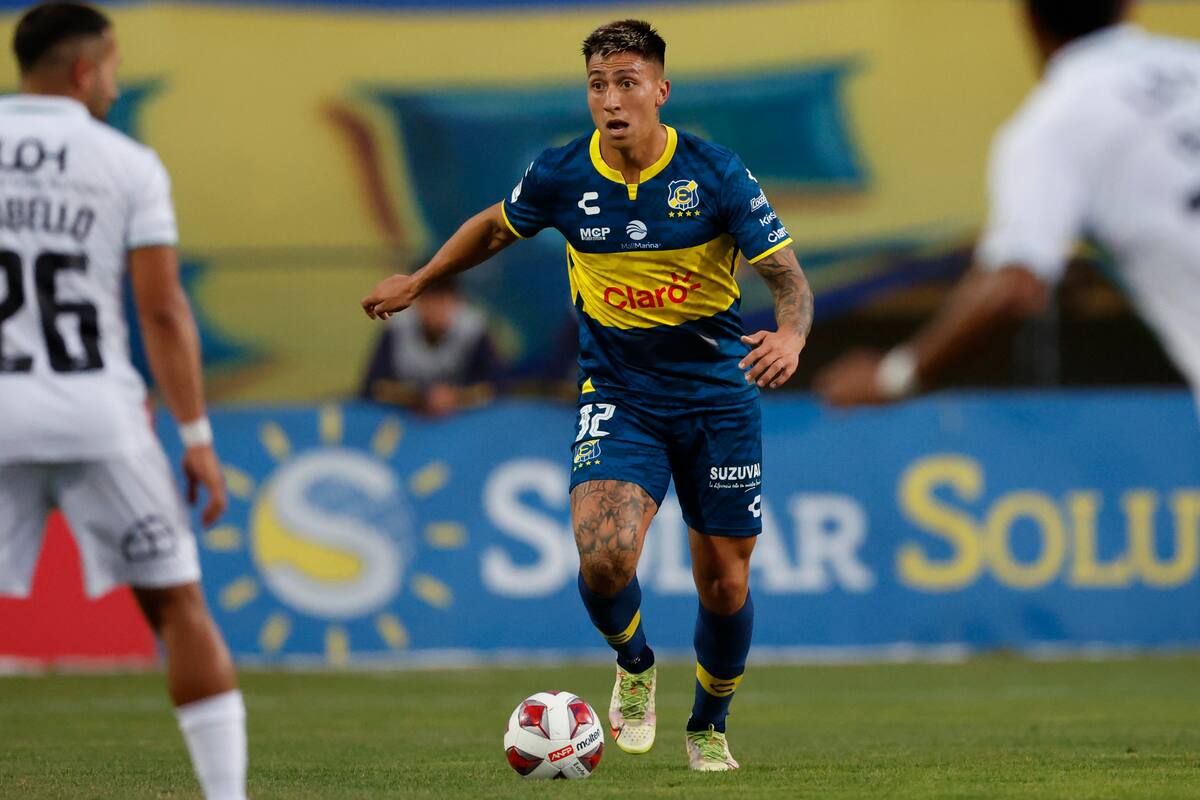 Sebastián Pereira defendiendo los colores de Everton.