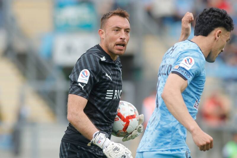 El Zanahoria se fue por la puerta de atrás en la UC. Foto: Agencia Aton.