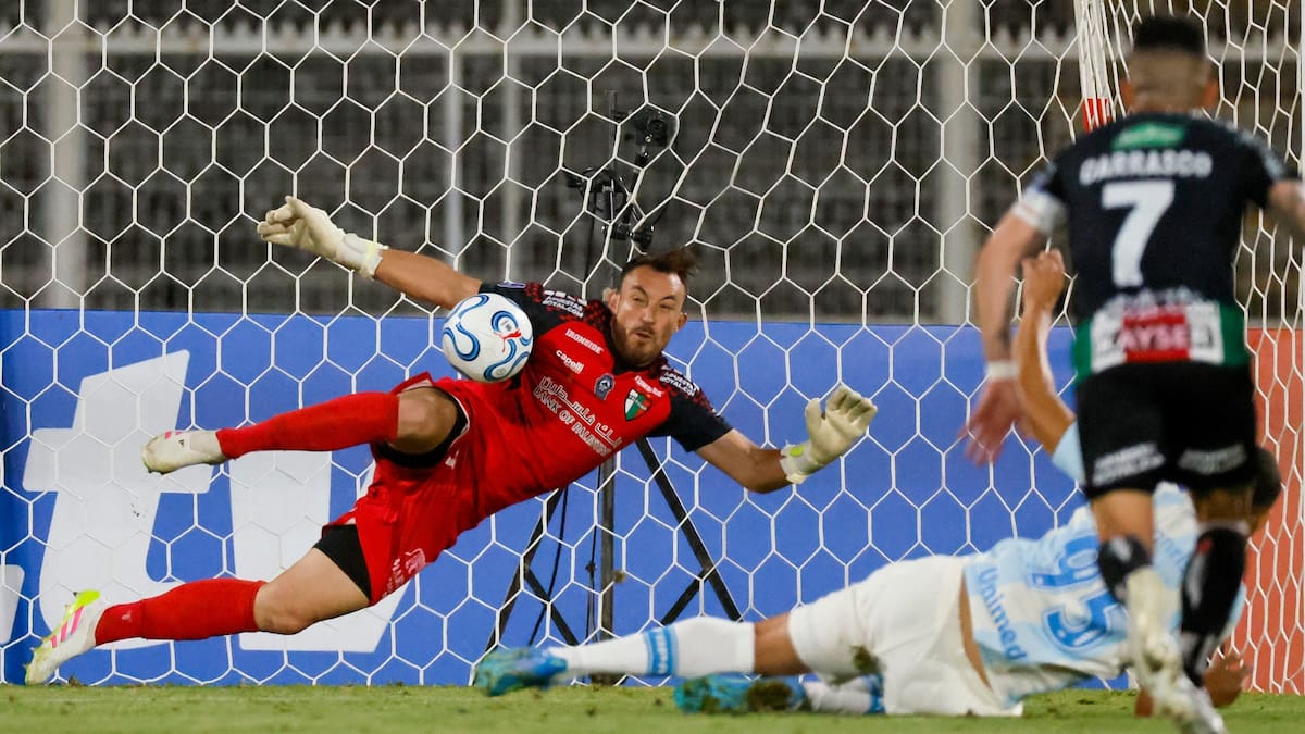 VIDEO | Da la vuelta al mundo: Zanahoria Pérez atajó el mismo penal... ¡3 veces seguidas!