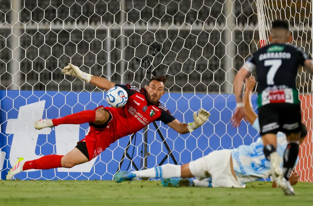 VIDEO | Da la vuelta al mundo: Zanahoria Pérez atajó el mismo penal... ¡3 veces seguidas!