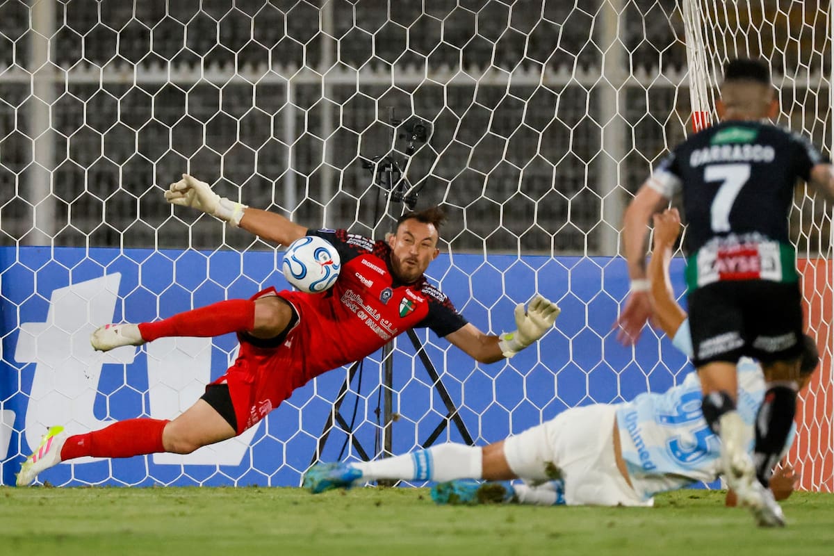 El golero en el duelo ante Gremio. Foto: Agencia Aton.
