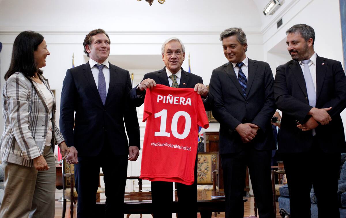 recibiendo a Alejandro Domínguez, presidente de la Conmebol, en el Palacio de La Moneda. (Foto: Aton)