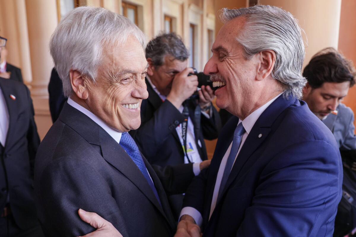 En la foto, los exPresidentes Sebastián Piñera y Alberto Fernández.