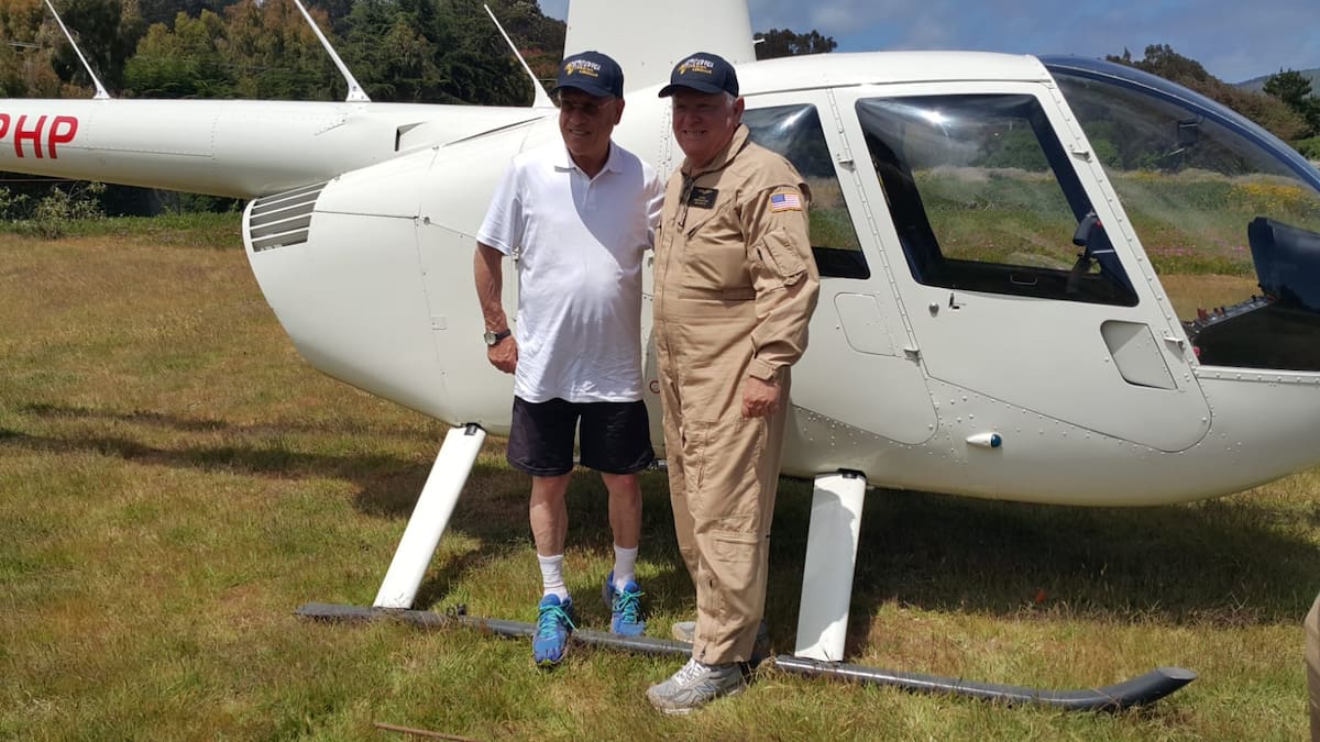 Expresidente frente a su R-44