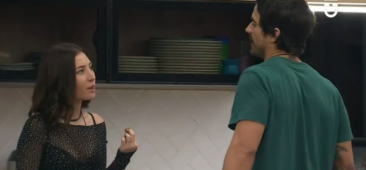 Sebastián Ramírez y Maite Phillips conversando sobre Constanza Capelli. Foto: CHV.