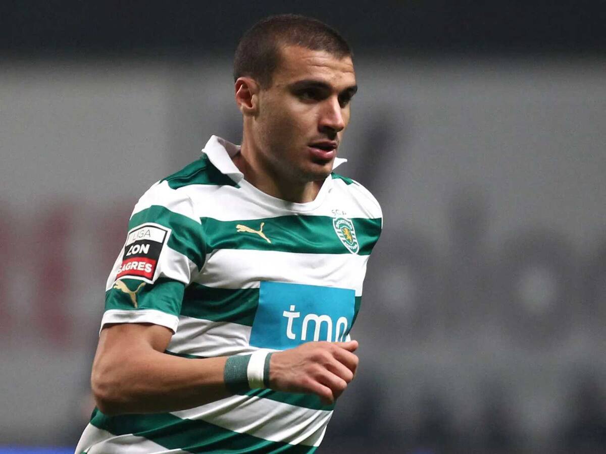 Jugó entre 2011 y 2012 en Sporting con Matías Fernández.