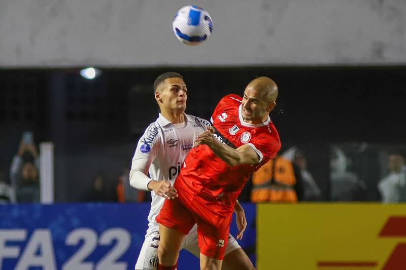 Sebastián Sáez en el polémico partido entre Santos y La Calera (Foto: Aton)