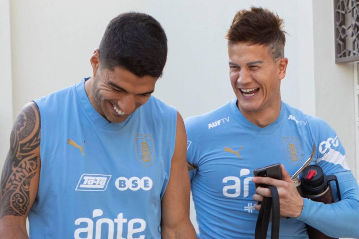 El uruguayo junto a Luis Suárez en Uruguay.