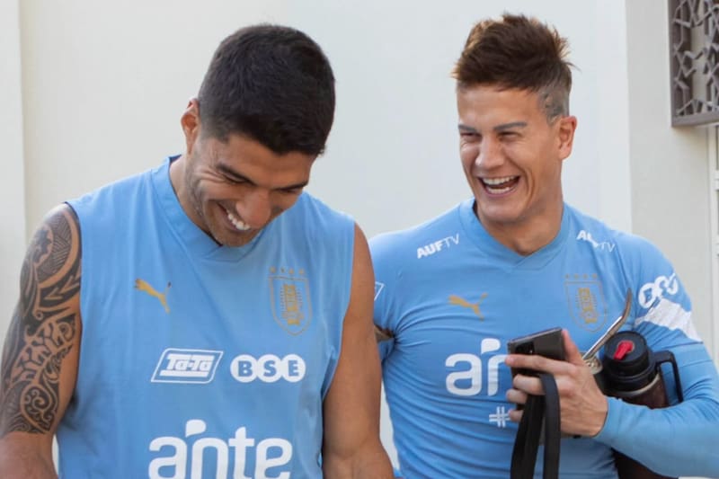 El uruguayo junto a Luis Suárez en Uruguay.