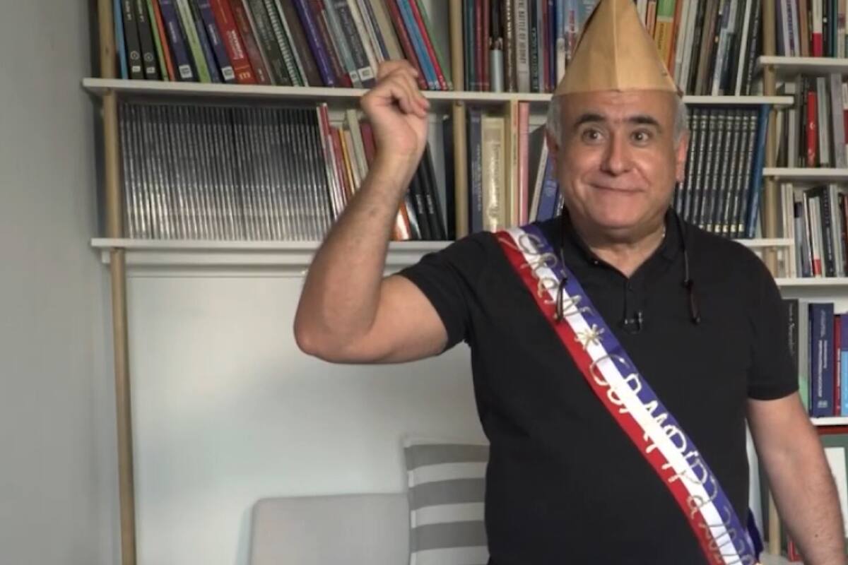 El doctor dio un especial recorrido por su casa, mostrando sus particulares decoraciones.