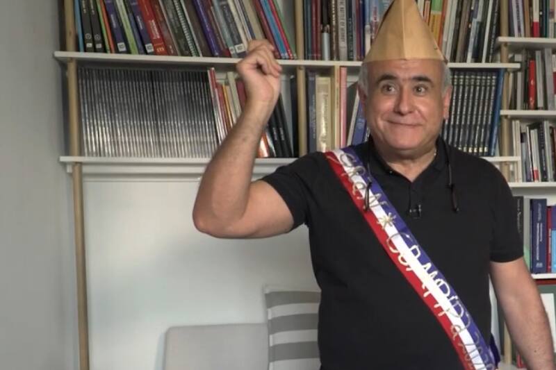 El doctor dio un especial recorrido por su casa, mostrando sus particulares decoraciones.
