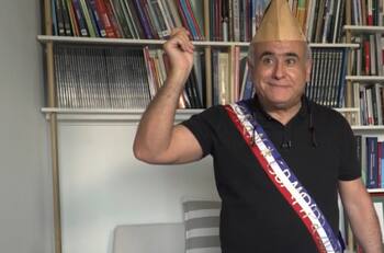 Con una colección de máscaras y una camiseta autografiada de Colo Colo: Así es la casa de Sebastián Ugarte