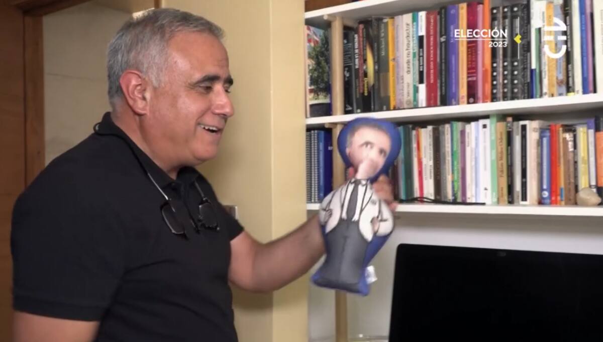 Uno de los cojines que tiene de él mismo / CHV