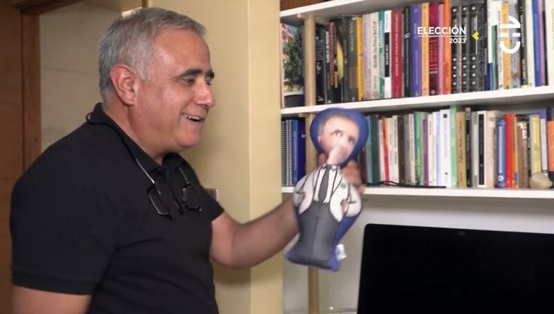 Uno de los cojines que tiene de él mismo / CHV