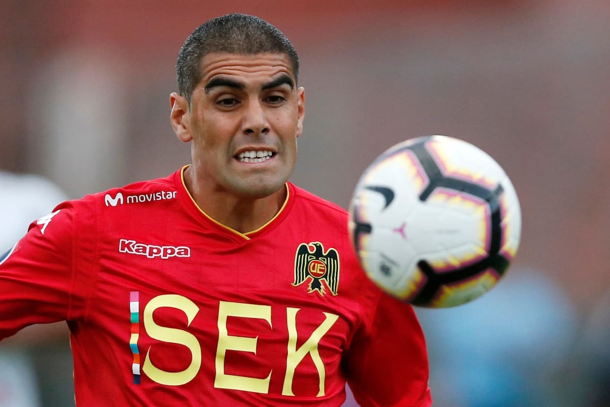 con la camiseta de Unión Española.