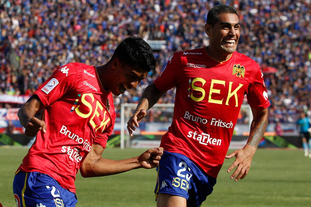 Jugando frente a la U en el Estadio Nacional. Foto: Aton