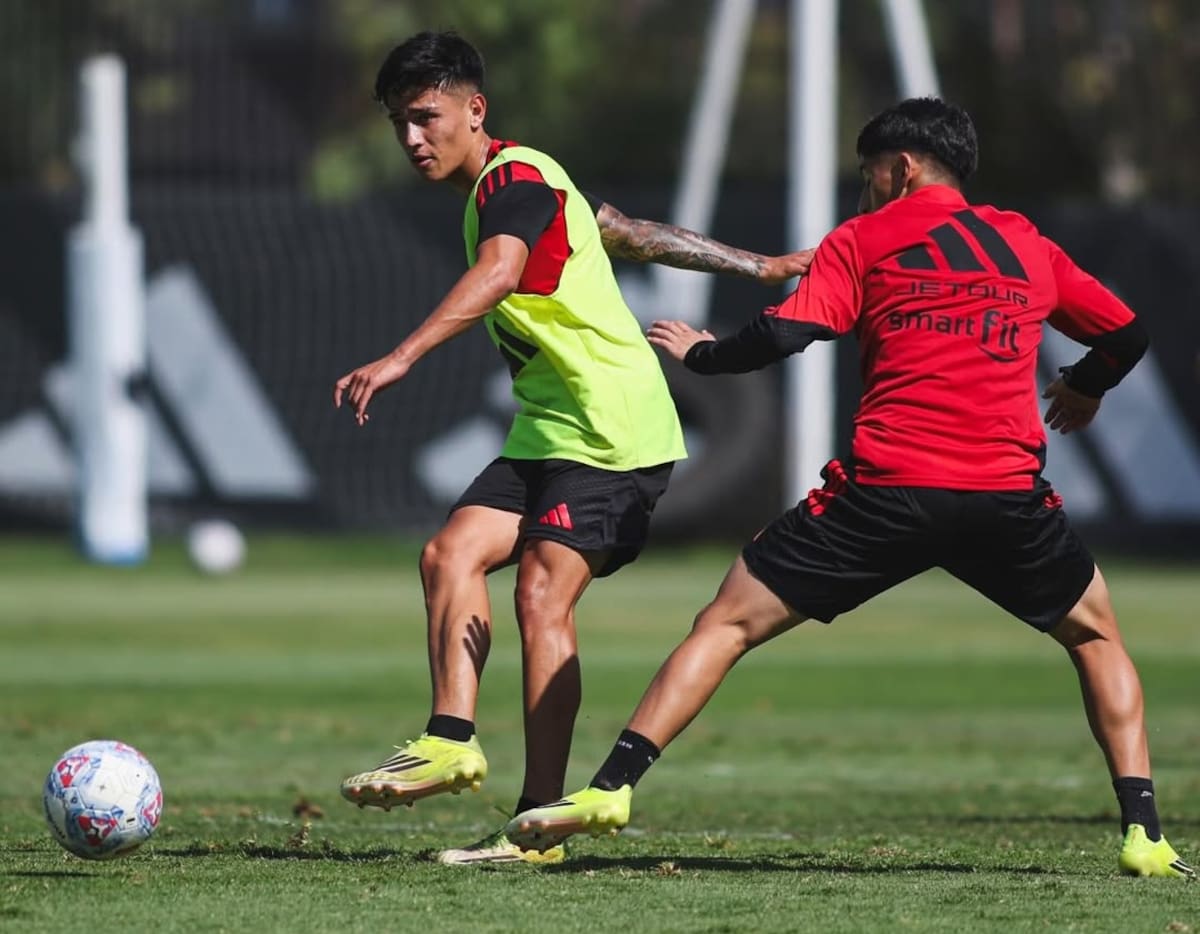 El volante quiere hacerse un espacio en el primer equipo de Colo Colo. Foto: @Colocolooficial.