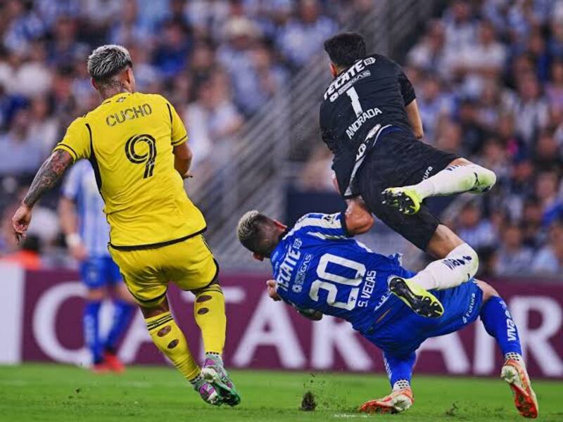 Sebastián Vegas se lesionó en esta jugada contra Colombus Crew