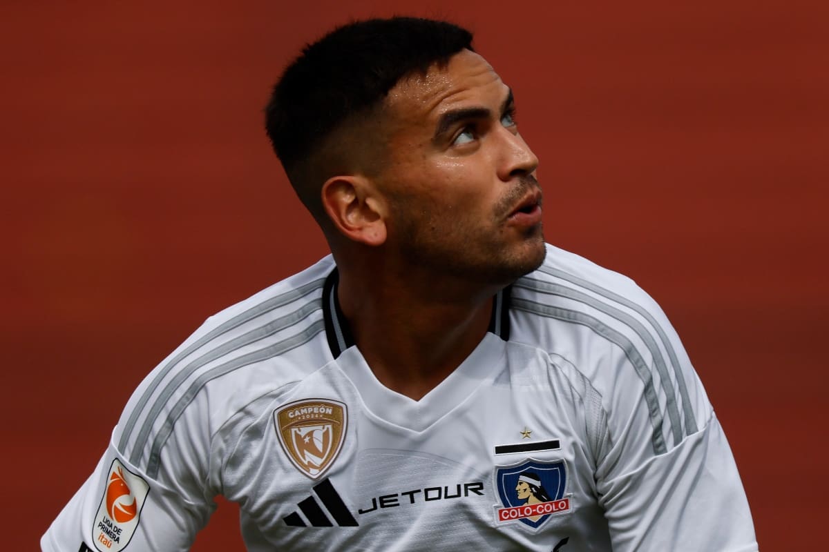 El zaguero central de Colo Colo podría ser suspendido por criticar el arbitraje. Foto: Agencia ATON.